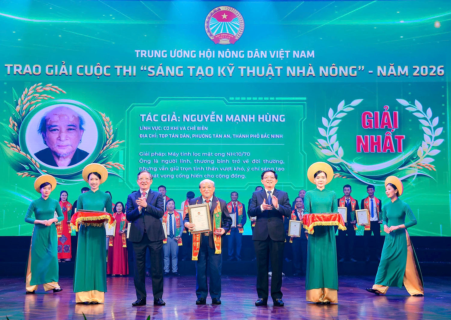 Tôn vinh 42 cá nhân đạt danh hiệu 